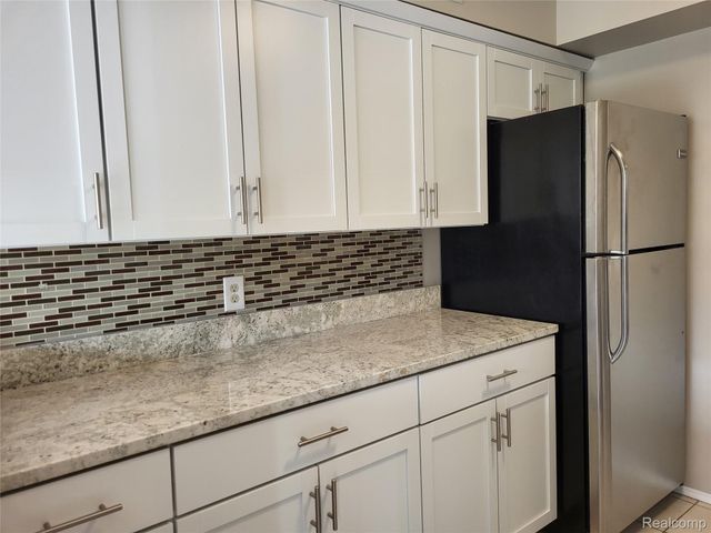 1504 Brentwood Drive 201, Troy, MI 48098