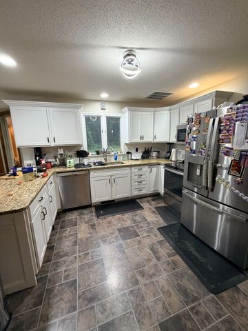 31 Old Farm Rd, Palmer, MA 01069