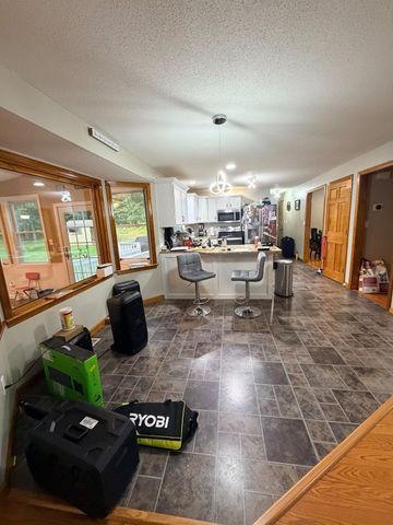 31 Old Farm Rd, Palmer, MA 01069