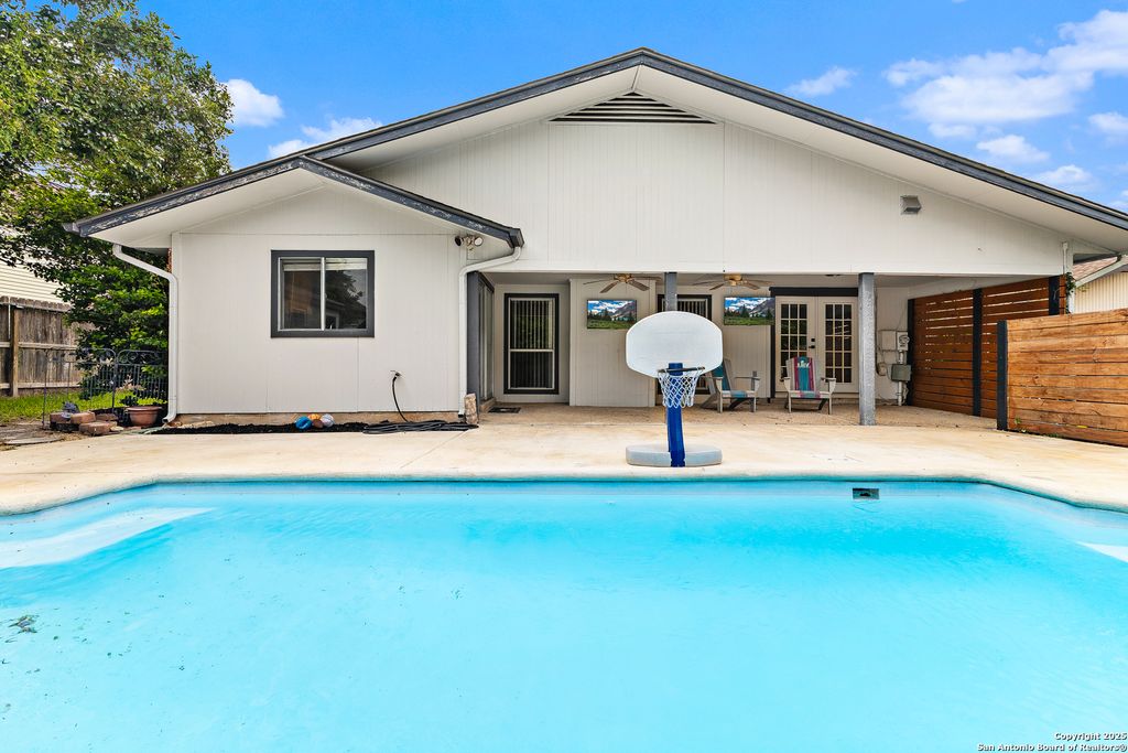 133 Bolerio, Universal City, TX 78148