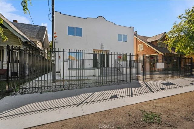 324 W 51st St, Los Angeles, CA 90037