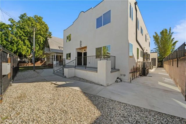 324 W 51st St, Los Angeles, CA 90037