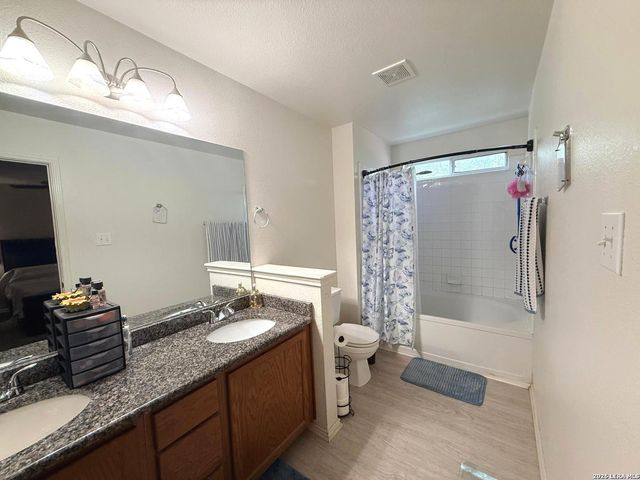 10526 Springwood Sq, Universal City, TX 78148