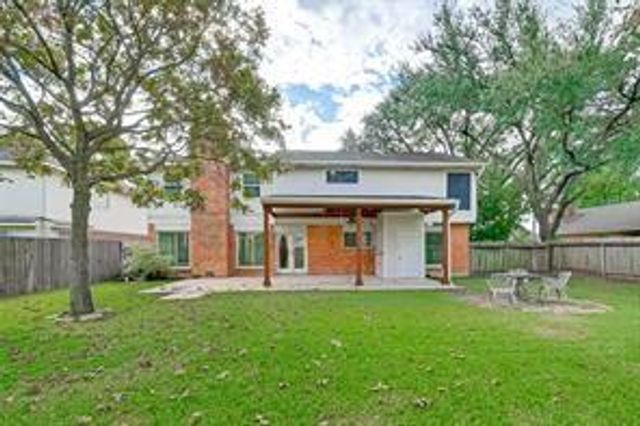 841 Lakeview Drive, Sugar Land, TX 77498