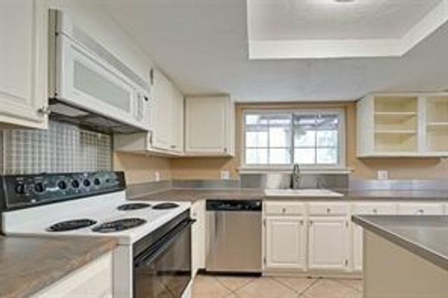 841 Lakeview Drive, Sugar Land, TX 77498
