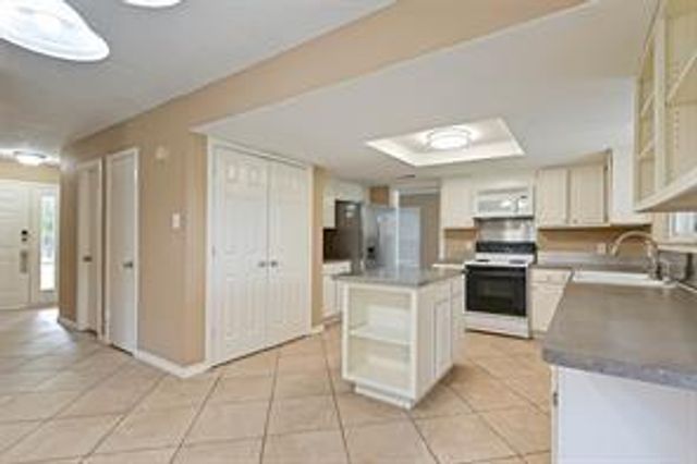 841 Lakeview Drive, Sugar Land, TX 77498