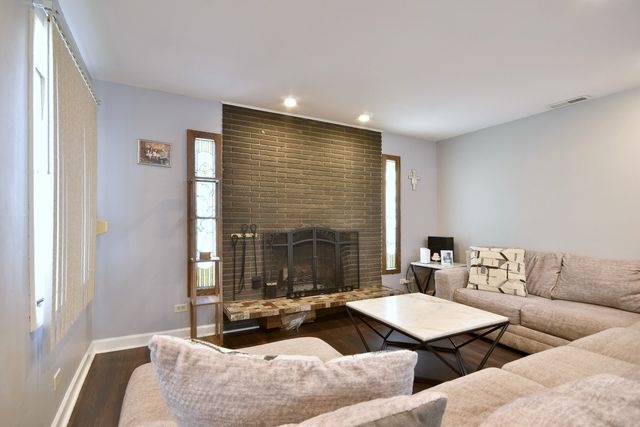 9831 S Karlov Avenue, Oak Lawn, IL 60453