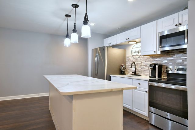 9831 S Karlov Avenue, Oak Lawn, IL 60453