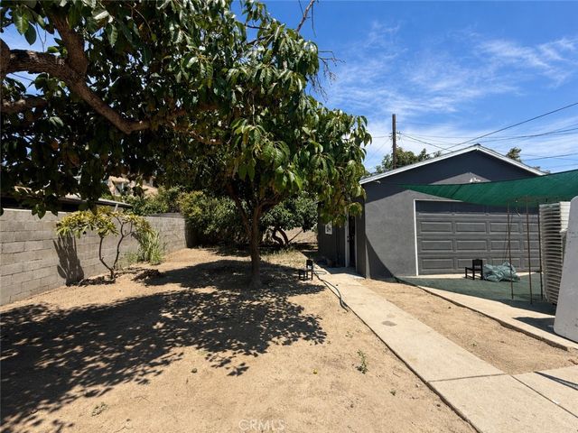 1113 S Golden West Avenue, Santa Ana, CA 92704