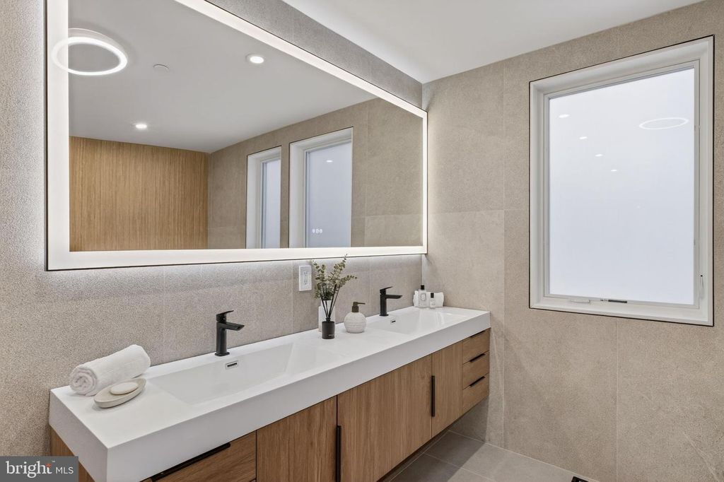 Image 28 of property listing at 1923 MANNING ST, Philadelphia, PA 19103