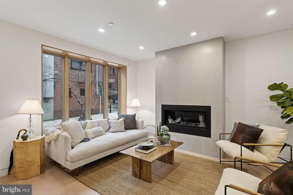 Image 3 of property listing at 1923 MANNING ST, Philadelphia, PA 19103