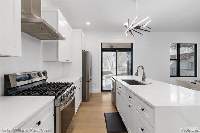 2021 Van Courtland Drive, Troy, MI 48083