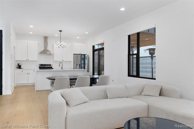 2021 Van Courtland Drive, Troy, MI 48083