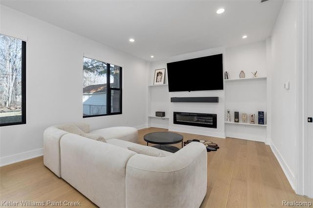 2021 Van Courtland Drive, Troy, MI 48083