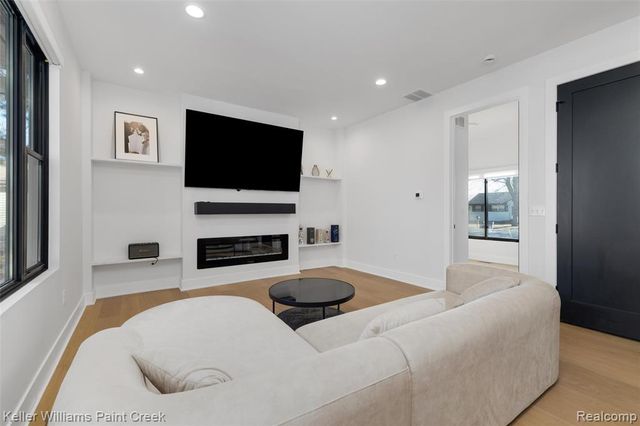 2021 Van Courtland Drive, Troy, MI 48083