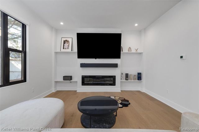 2021 Van Courtland Drive, Troy, MI 48083