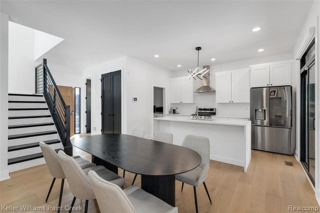 2021 Van Courtland Drive, Troy, MI 48083