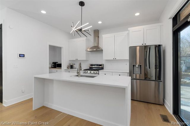 2021 Van Courtland Drive, Troy, MI 48083