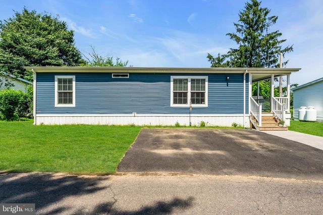 12 LAKEVIEW DR, Quakertown, PA 18951