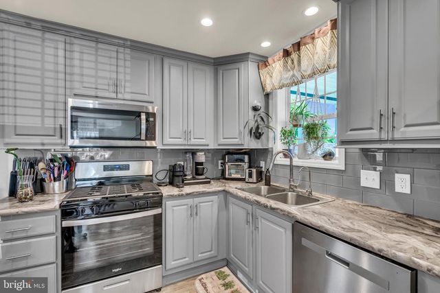 12 LAKEVIEW DR, Quakertown, PA 18951