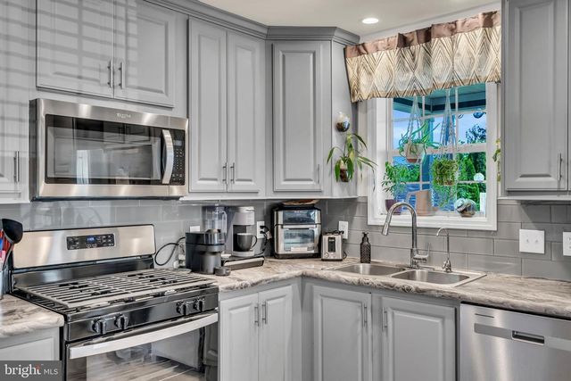 12 LAKEVIEW DR, Quakertown, PA 18951