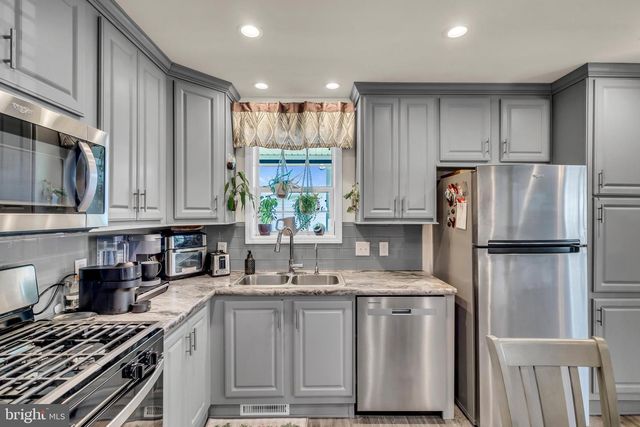 12 LAKEVIEW DR, Quakertown, PA 18951