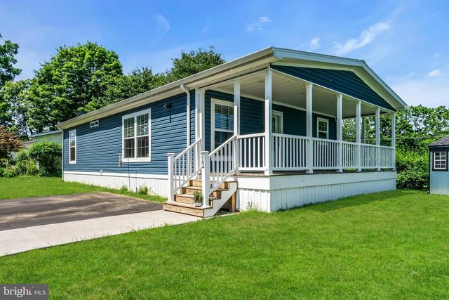 12 LAKEVIEW DR, Quakertown, PA 18951