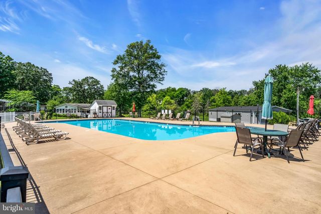 12 LAKEVIEW DR, Quakertown, PA 18951