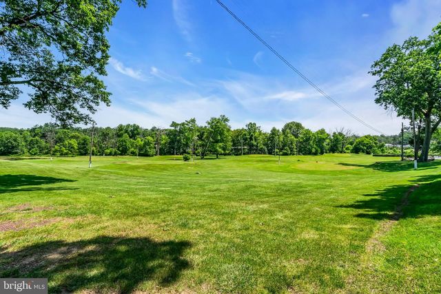 12 LAKEVIEW DR, Quakertown, PA 18951