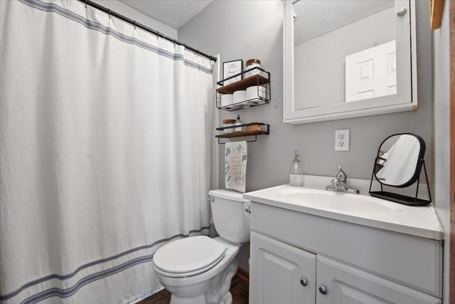 1112 N 8th Avenue E, Newton, IA 50208