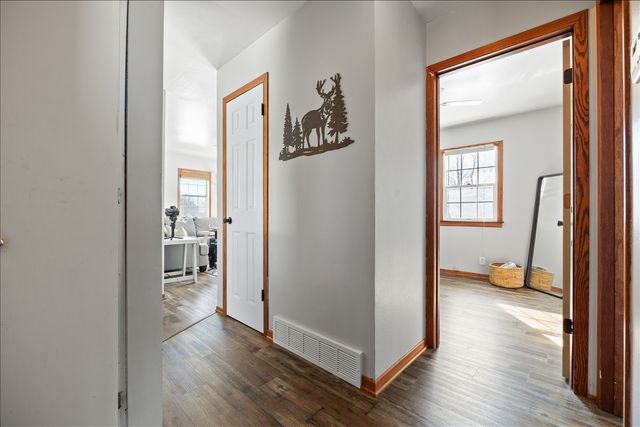 1112 N 8th Avenue E, Newton, IA 50208