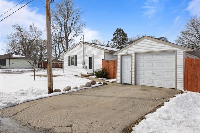 1112 N 8th Avenue E, Newton, IA 50208