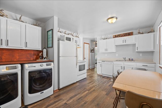 1112 N 8th Avenue E, Newton, IA 50208