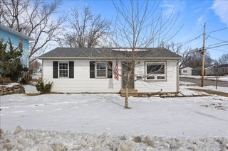 1112 N 8th Avenue E, Newton, IA 50208