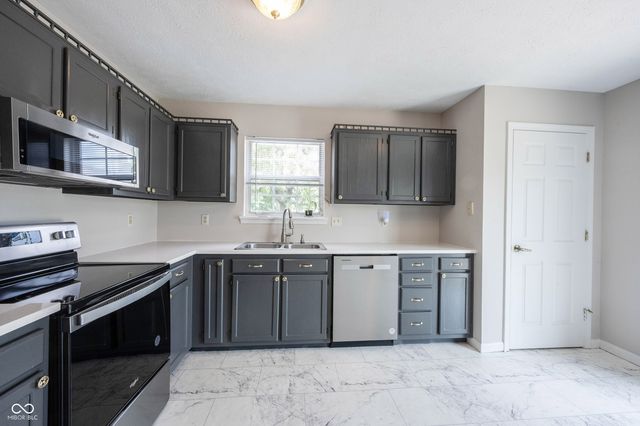 136 E Lullaby Court, Greenfield, IN 46140
