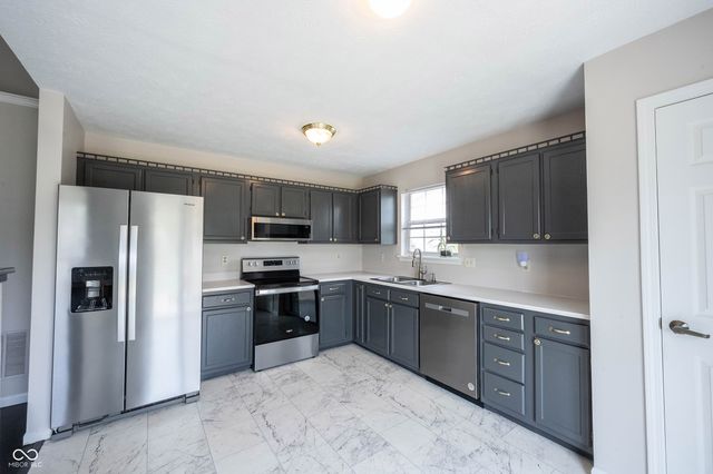 136 E Lullaby Court, Greenfield, IN 46140