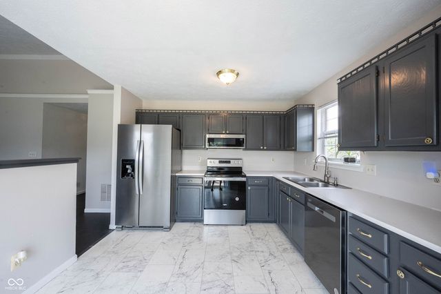 136 E Lullaby Court, Greenfield, IN 46140