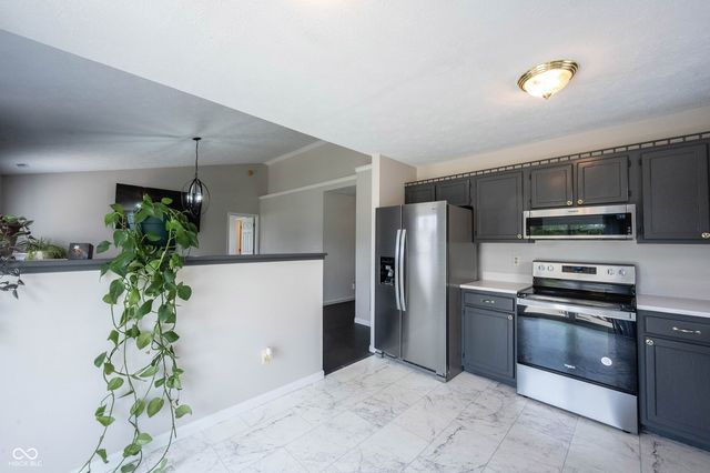 136 E Lullaby Court, Greenfield, IN 46140