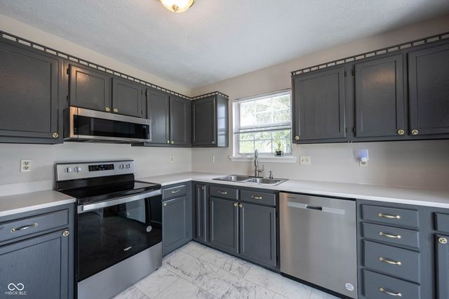 136 E Lullaby Court, Greenfield, IN 46140
