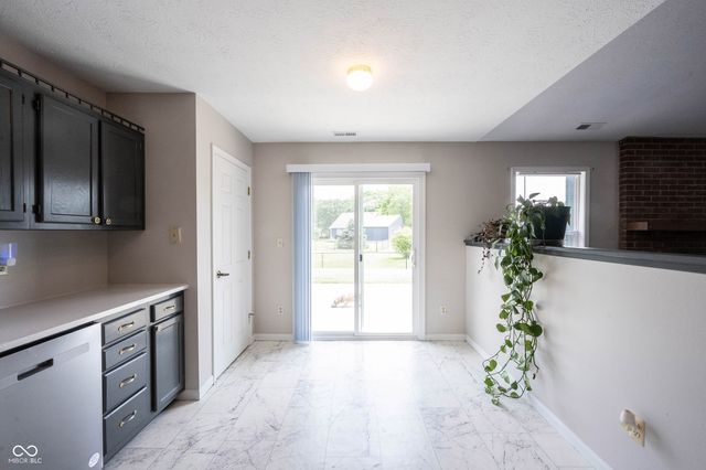136 E Lullaby Court, Greenfield, IN 46140