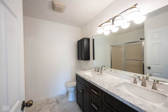 136 E Lullaby Court, Greenfield, IN 46140