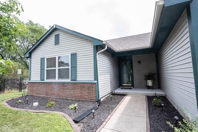 136 E Lullaby Court, Greenfield, IN 46140