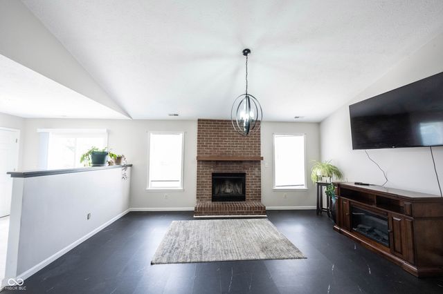 136 E Lullaby Court, Greenfield, IN 46140