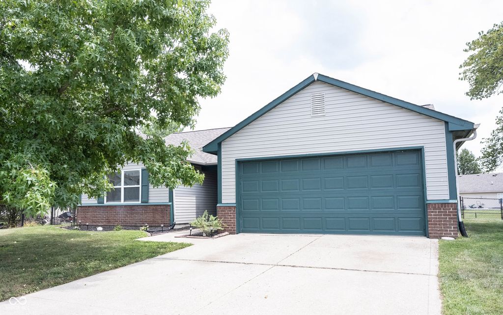 136 E Lullaby Court, Greenfield, IN 46140