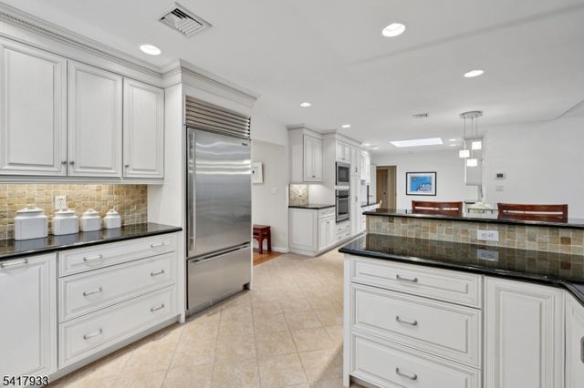 27 Oak Pl, North Caldwell Boro, NJ 07006