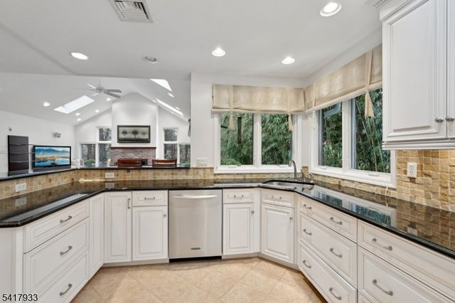 27 Oak Pl, North Caldwell Boro, NJ 07006