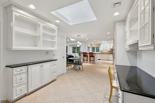 27 Oak Pl, North Caldwell Boro, NJ 07006