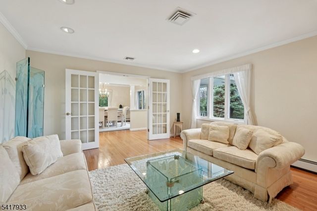 27 Oak Pl, North Caldwell Boro, NJ 07006