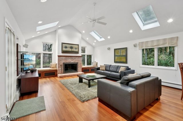 27 Oak Pl, North Caldwell Boro, NJ 07006