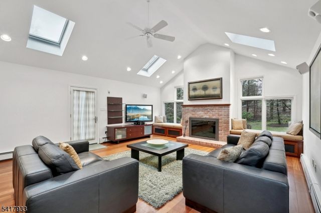 27 Oak Pl, North Caldwell Boro, NJ 07006